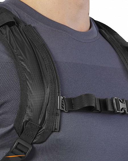 3013A149-014 Рюкзак беговой Asics Running Backpack черный